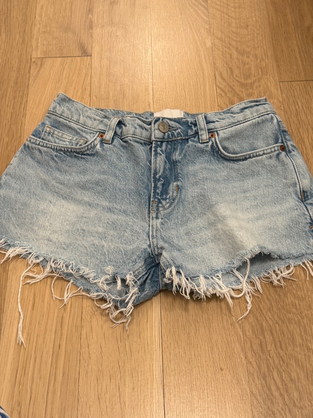 Reformation Sutton low rise 2.5" slouchy jean shorts size 24
